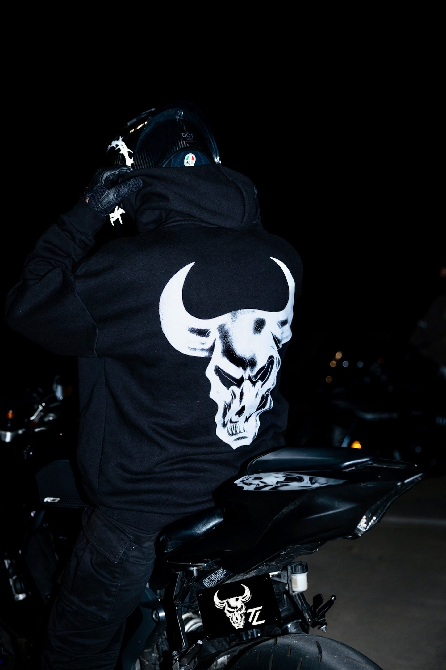 Ultra Heavyweight No
Drawstring Hoodie (WHITE BULL )